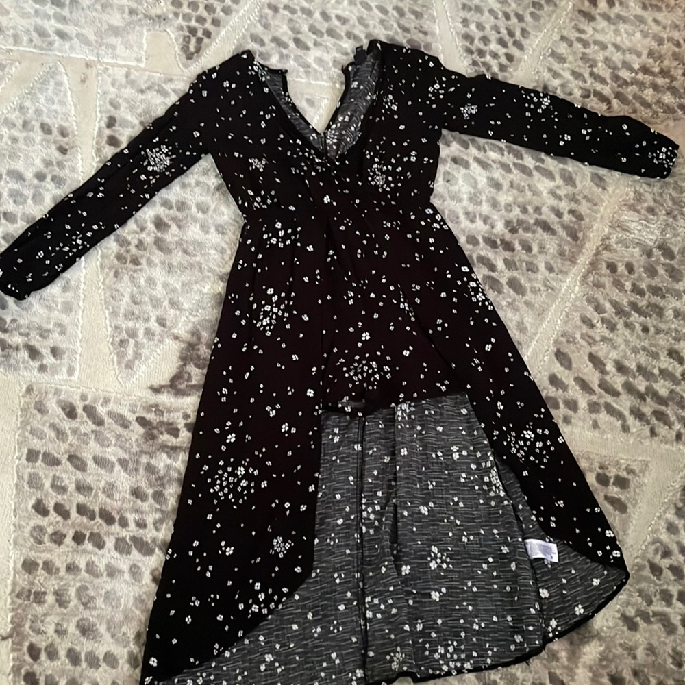 It’s a dress with flowers and it’s rll cute